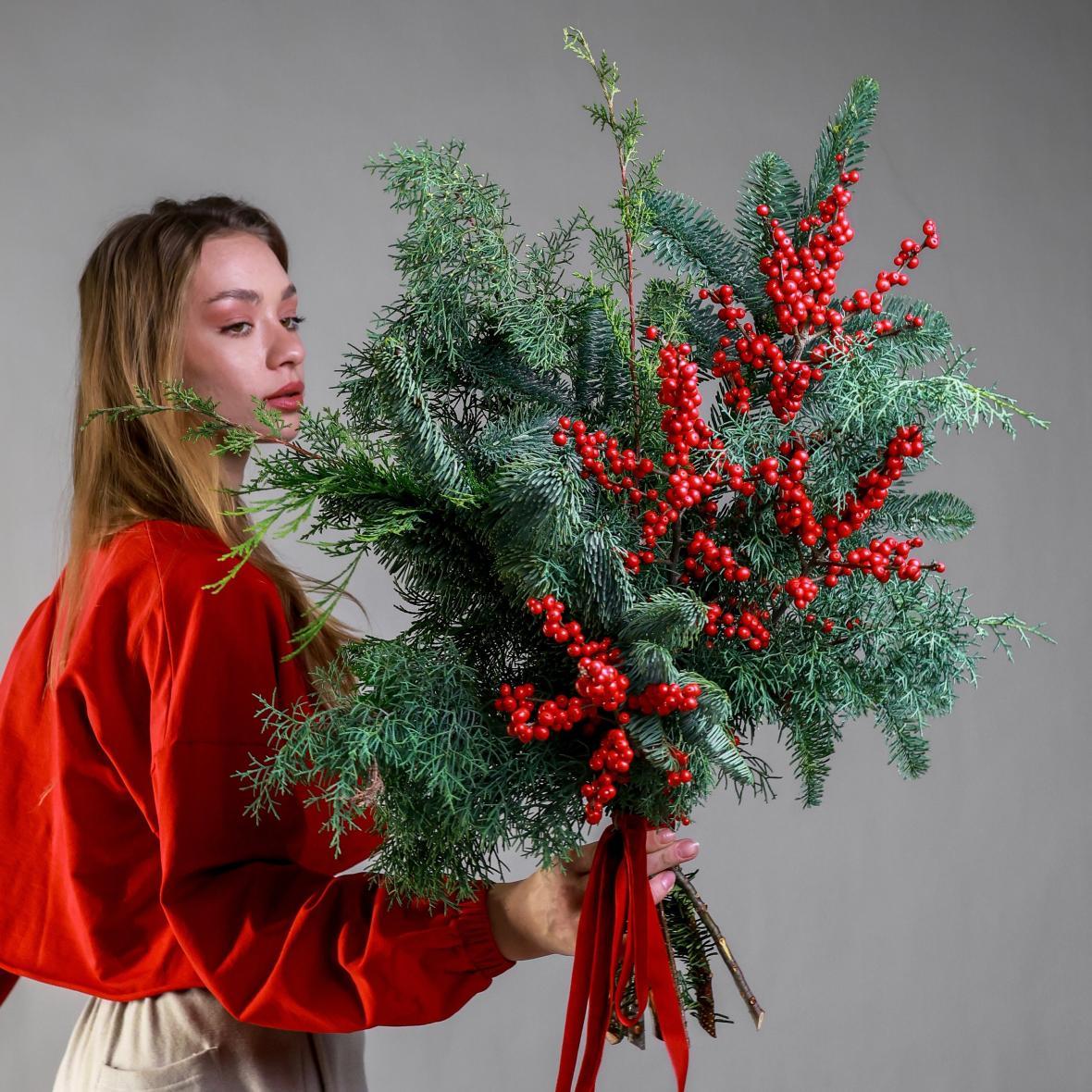 Зимний букет с хвоей и илексом