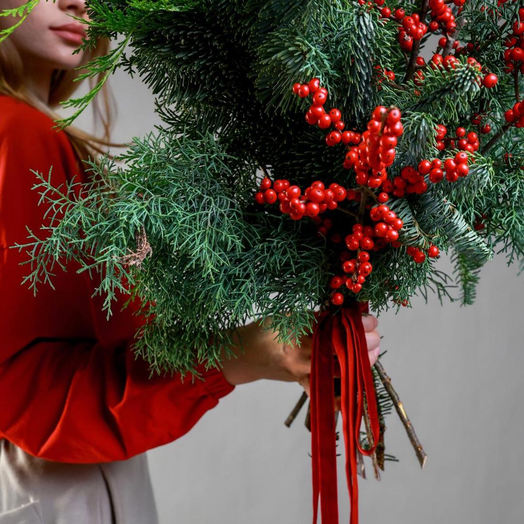 Зимний букет с хвоей и илексом