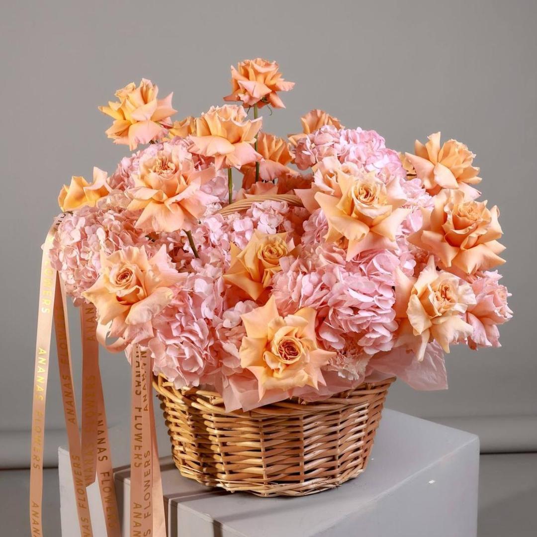 Композиция с сортовыми розами и нежной гортензией XL