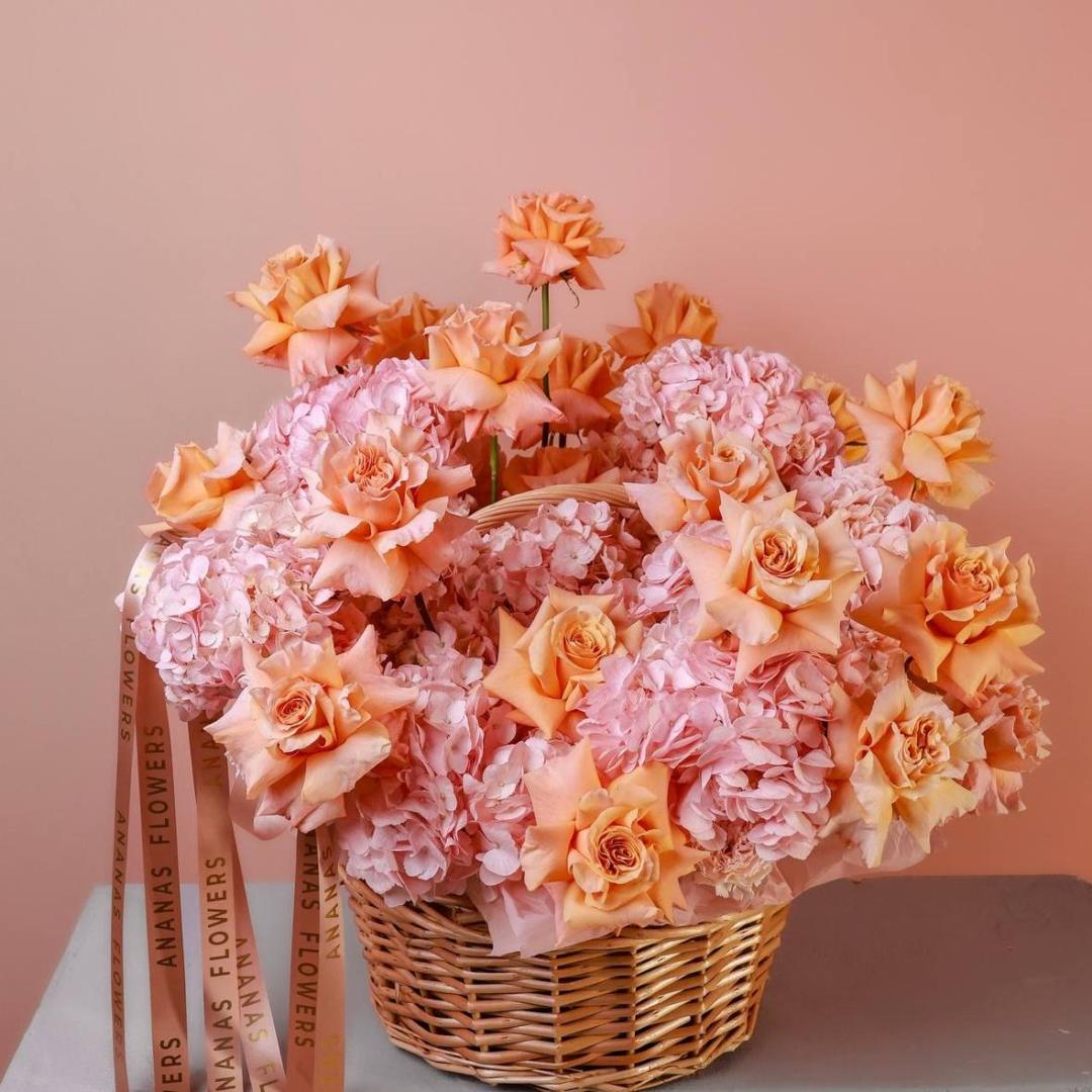 Композиция с сортовыми розами и нежной гортензией XL