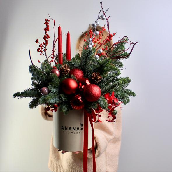 Новогодняя композиции со свечами и украшениями в красных тонах