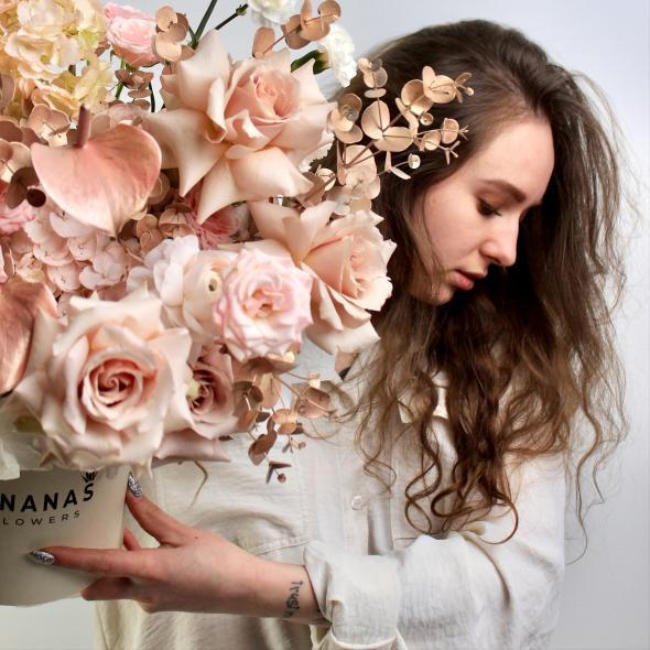 Коробка с цветами (розово-бежевая гамма)