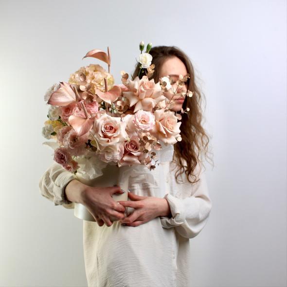 Коробка с цветами (розово-бежевая гамма)