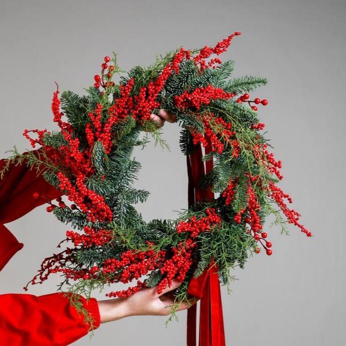 Новогодний венок с хвоей и красным илексом