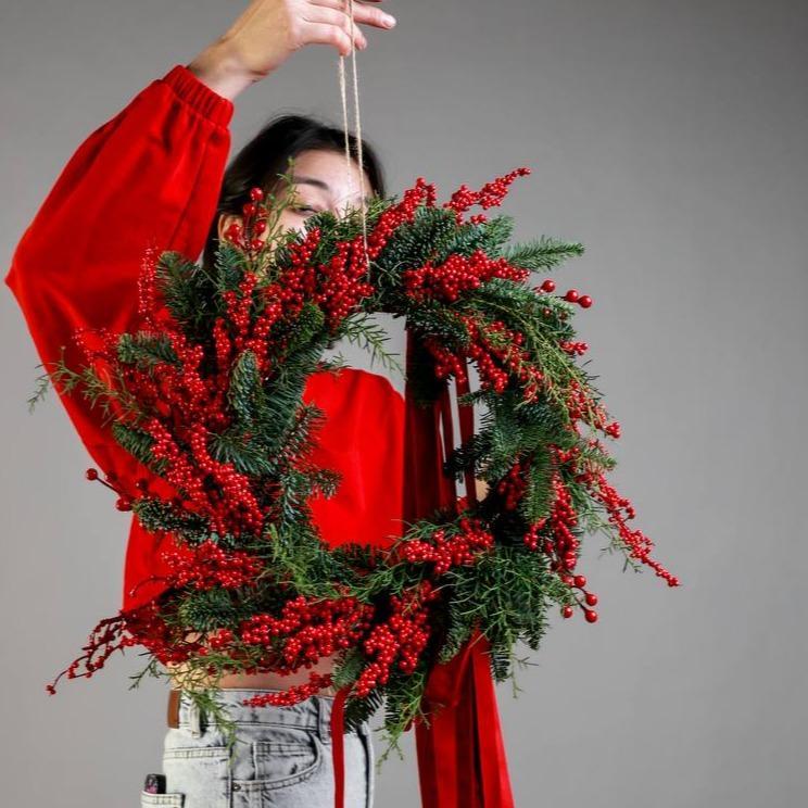 Новогодний венок с хвоей и красным илексом