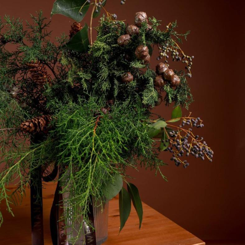 Букет с хвоей и новогодним декором Трюфель