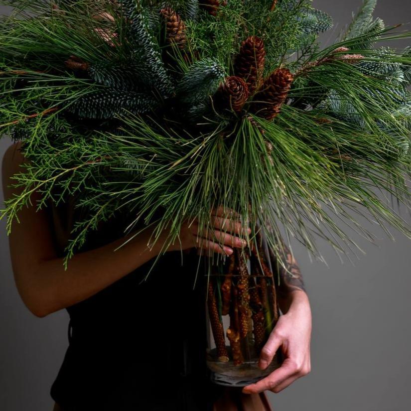 Букет из хвойных веток и нобилиса