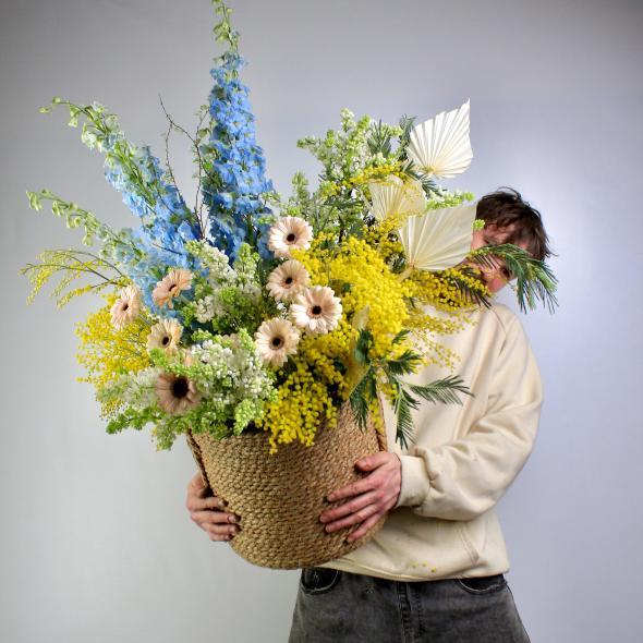 Корзина с мимозой и сиренью