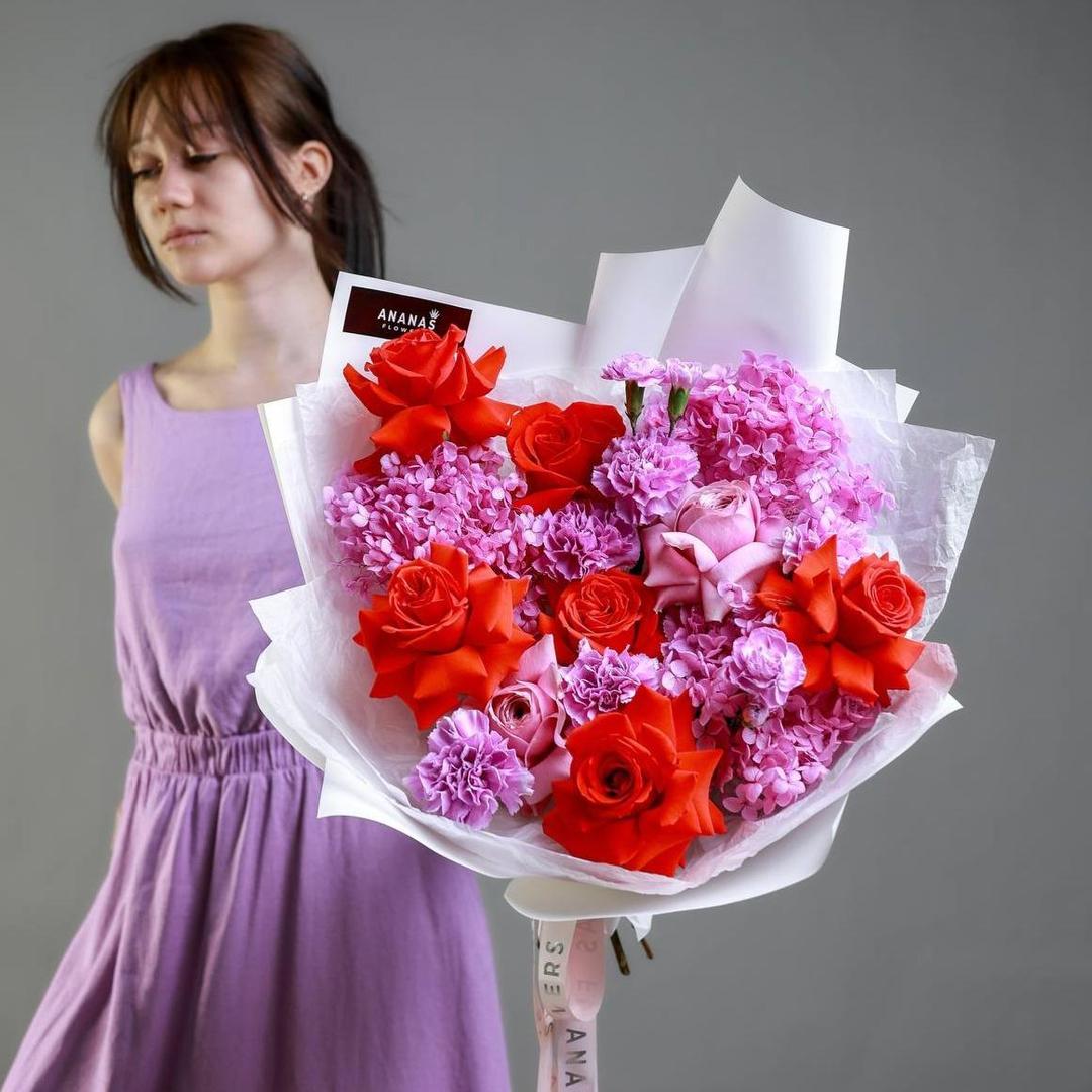 Авторский букет с сортовыми розами Nina и стабилизированной гортензией (в двух размерах)