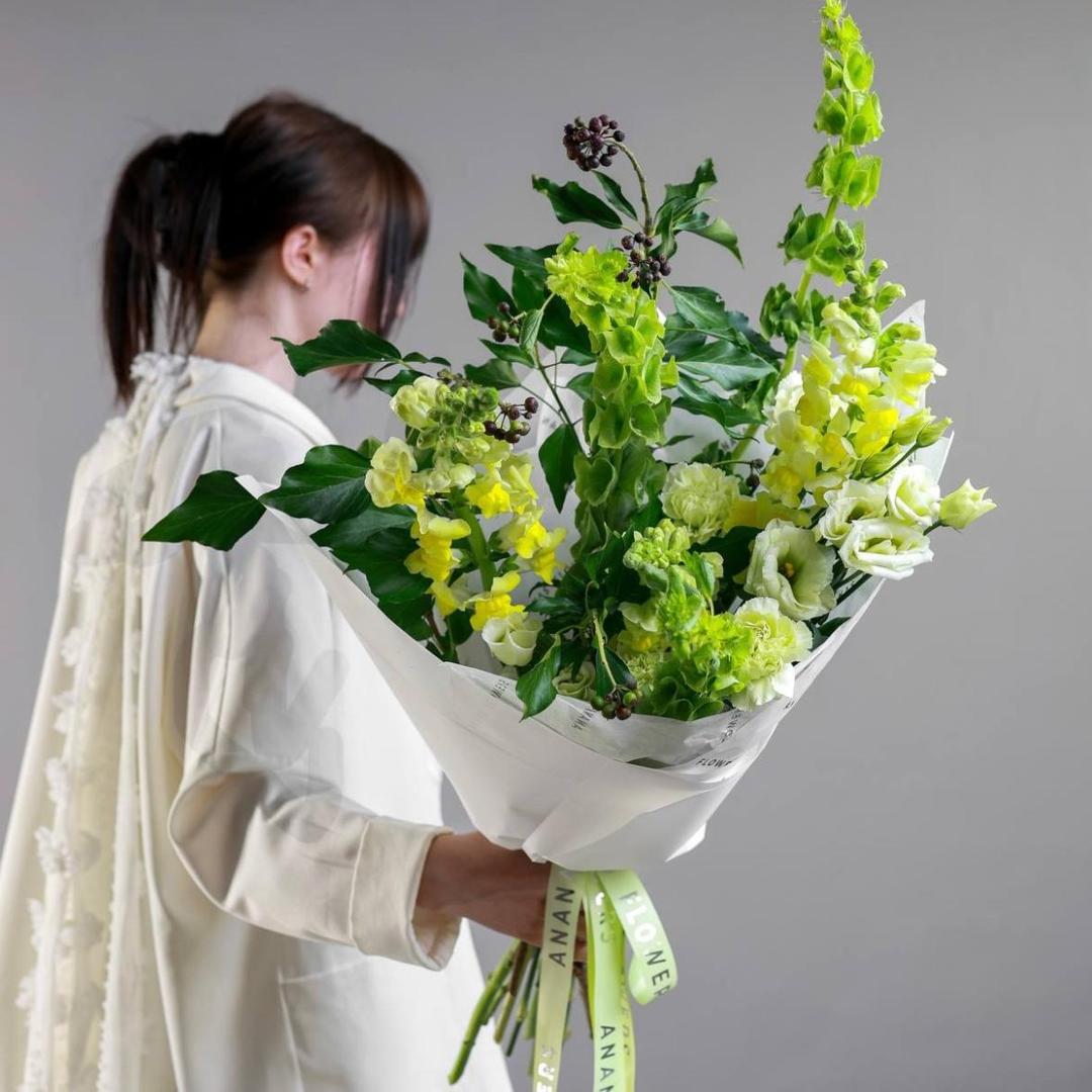 Авторский букет с зеленой молюцеллой