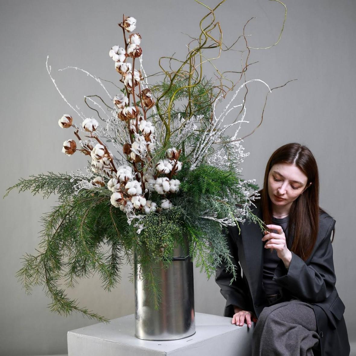 Новогодняя композиция с хвоей и хлопком