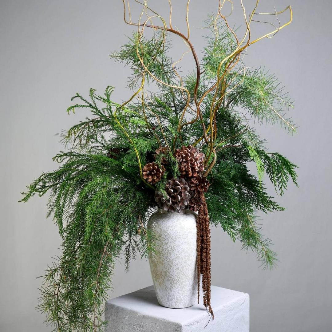 Композиция с хвоей и шишками в вазе