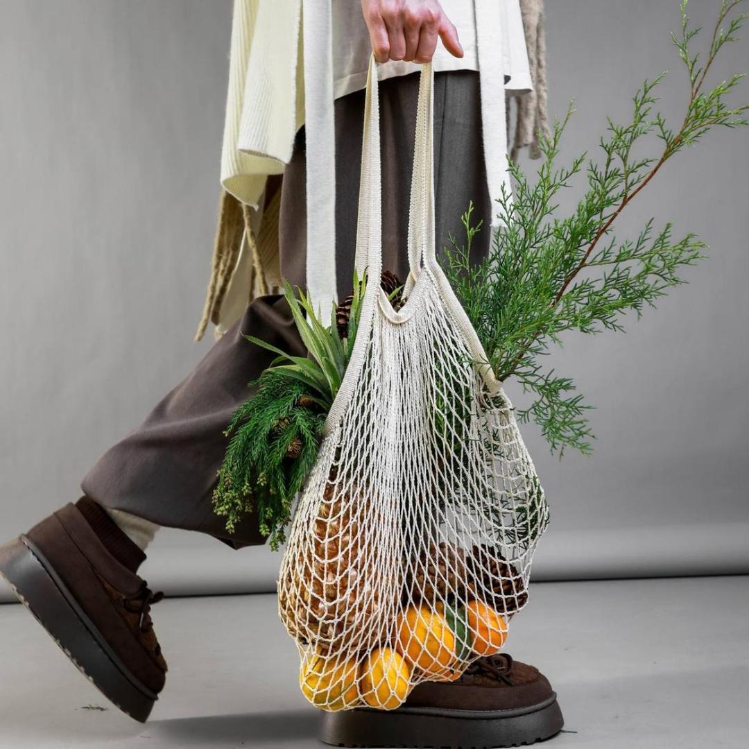 Авоська с ананасом и ветками хвои