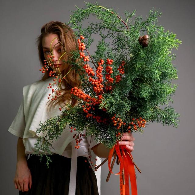 Букет с кипарисом и ветками илекса Букет с кипарисом и ветками илекса