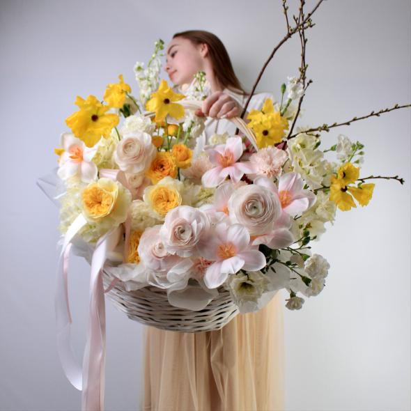 Корзина с ранункулюсами Баттерфляй Корзина с ранункулюсами Баттерфляй