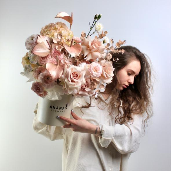 Коробка с цветами (розово-бежевая гамма) Коробка с цветами (розово-бежевая гамма)