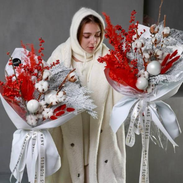 Авторский букет с илексом и крашеной туей Авторский букет с илексом и крашеной туей