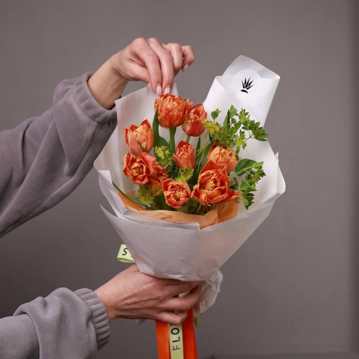 Букет с оранжевыми тюльпанами (в двух размерах)