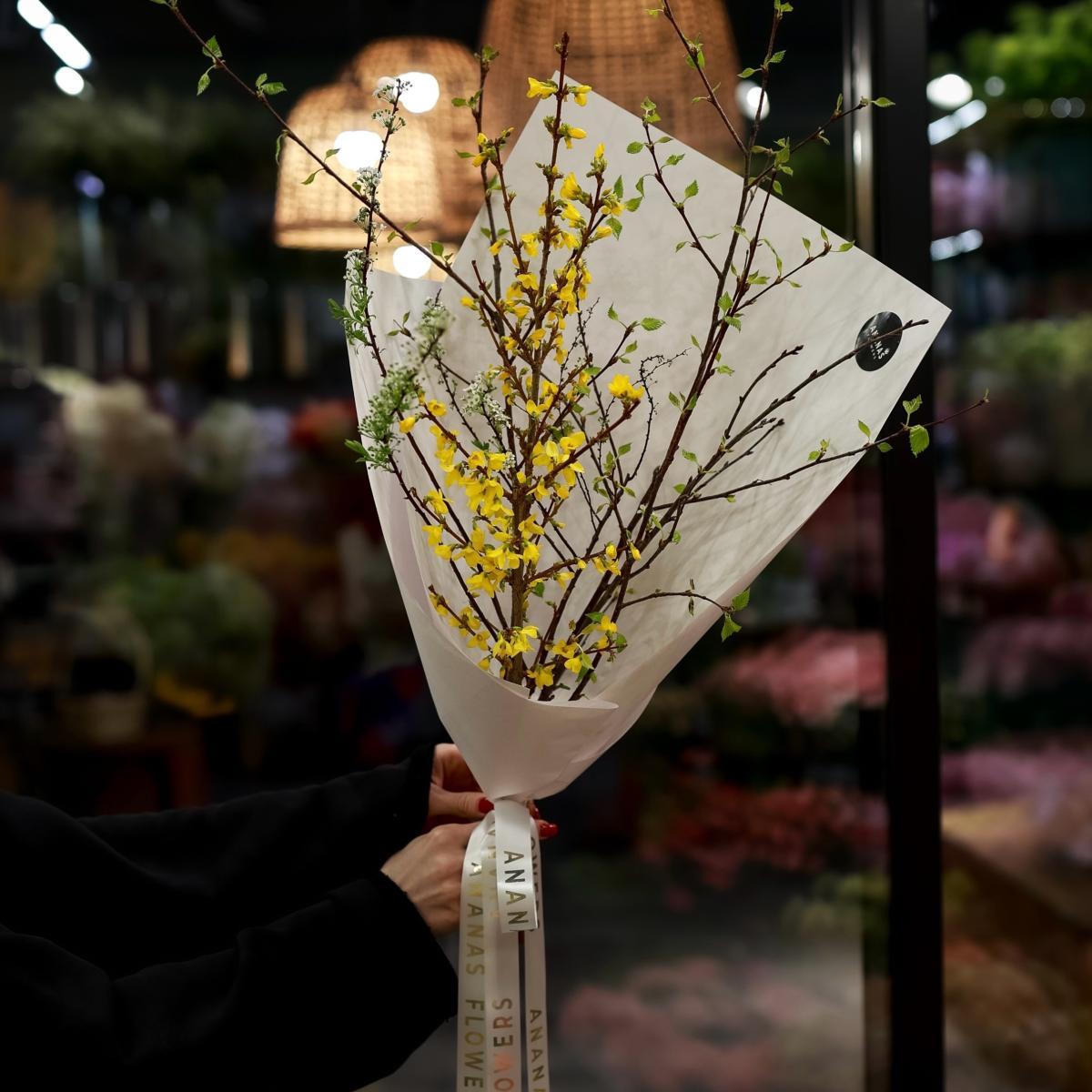 Авторский букет с форзицией и ветками березы (в двух размерах)