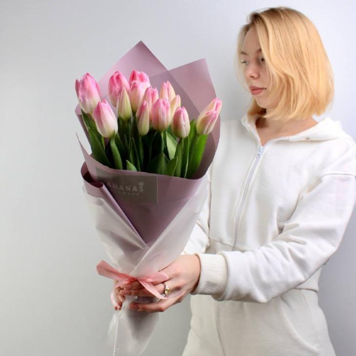 Букет из нежно-розовых тюльпанов (в трёх размерах)