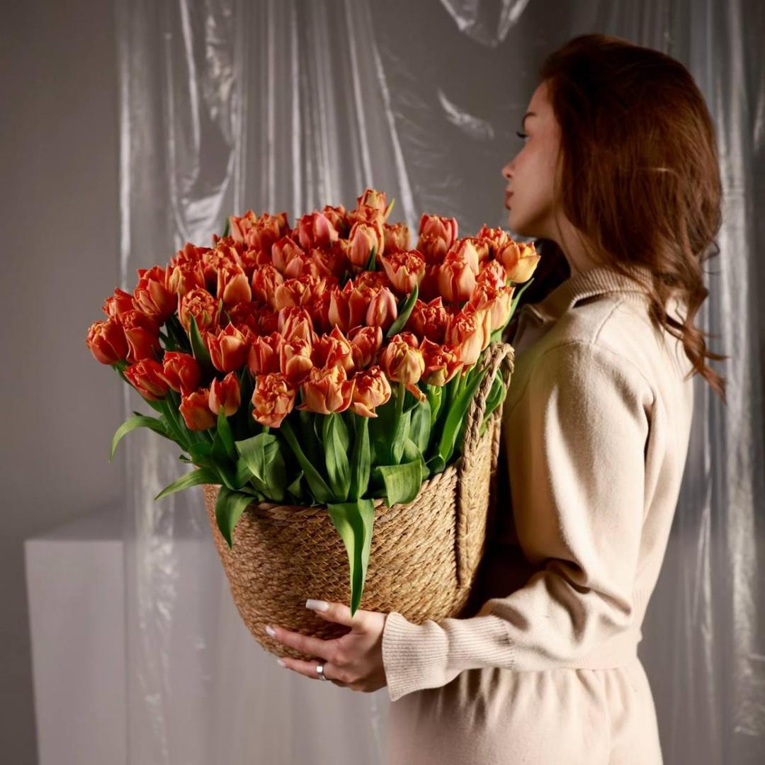 101 тюльпан в корзине