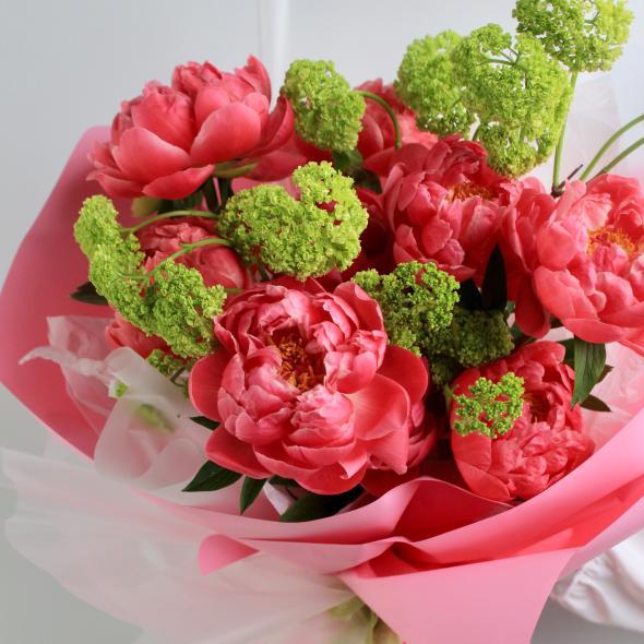 Букет с пионами и вибурнумом