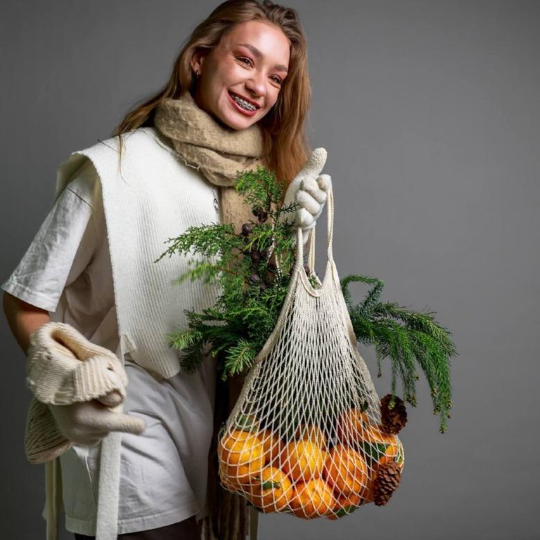Авоська с мандаринами и ветками хвои