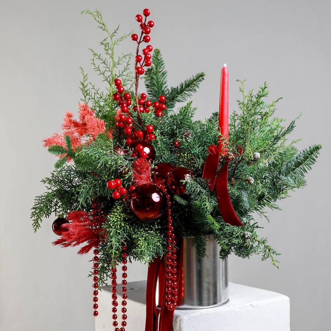 Композиция из хвои Красный бархат (в двух размерах)