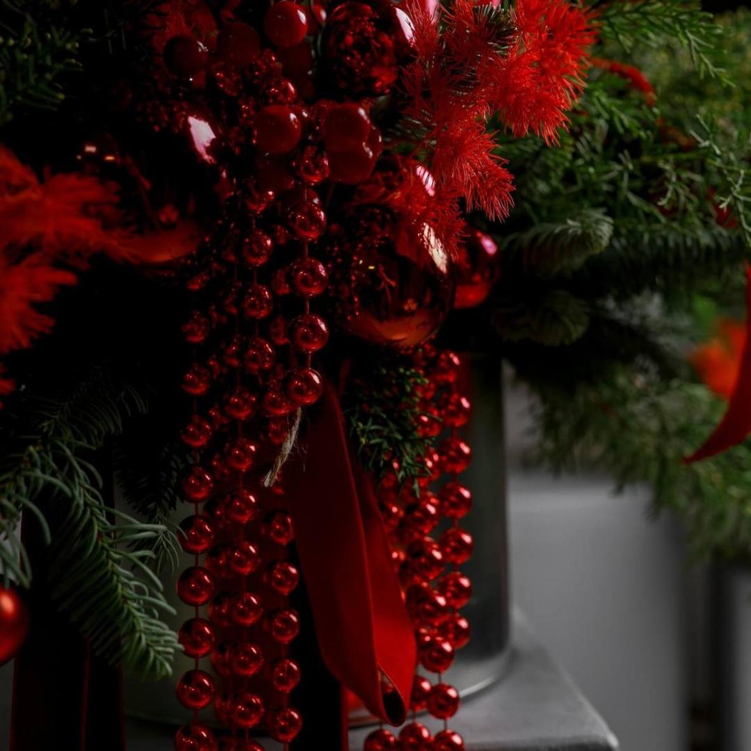 Композиция из хвои Красный бархат (в двух размерах)