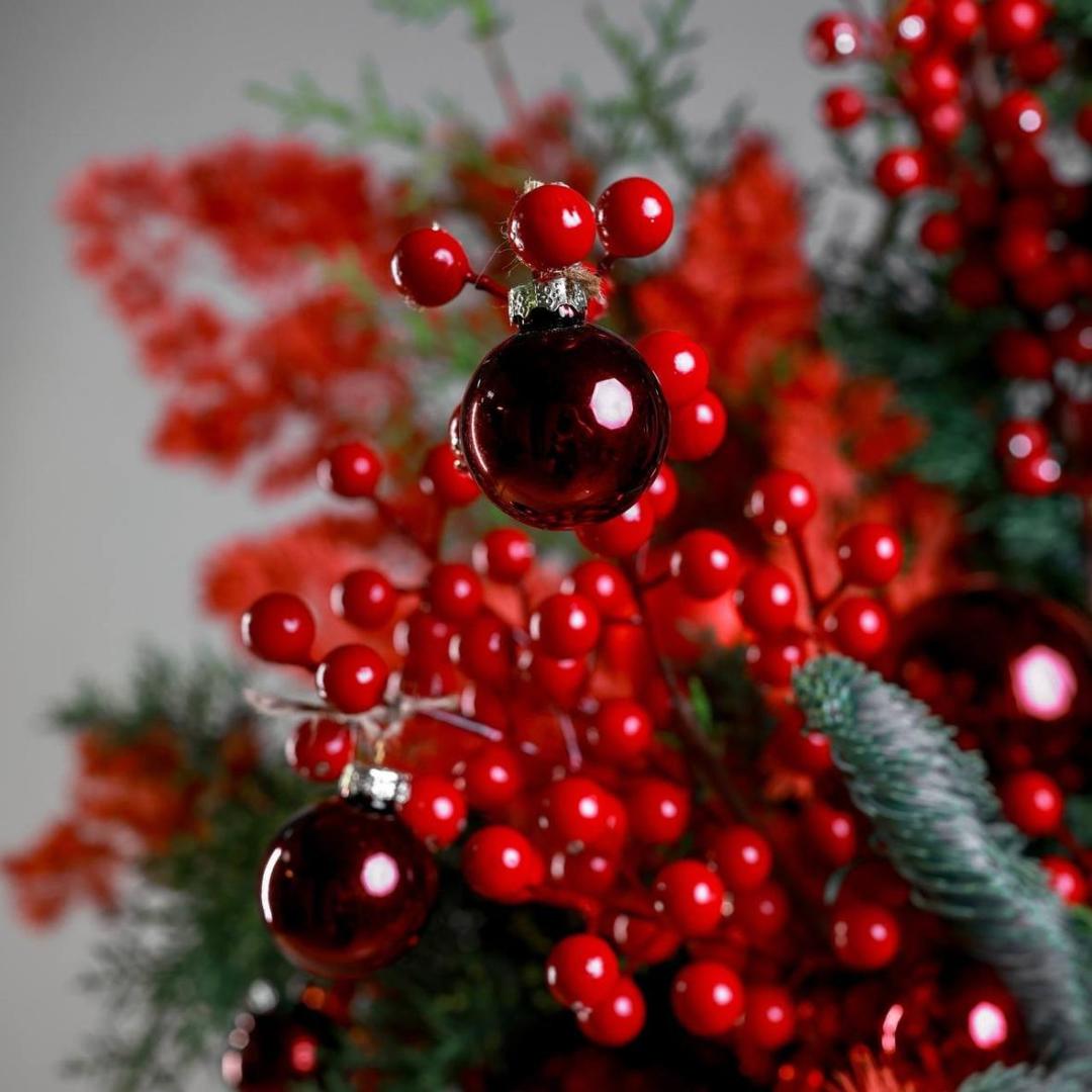 Композиция из хвои Красный бархат (в двух размерах)